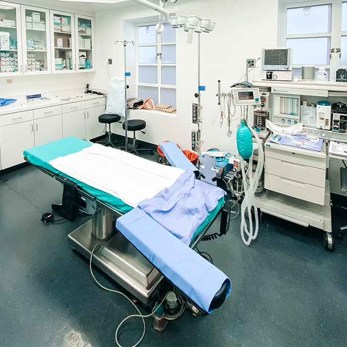 State-of-the-art surgical room in Newport Beach, fully equipped with advanced technology and instruments for rhinoplasty (nose job) and facial plastic surgery at Dr. Batniji’s clinic.
